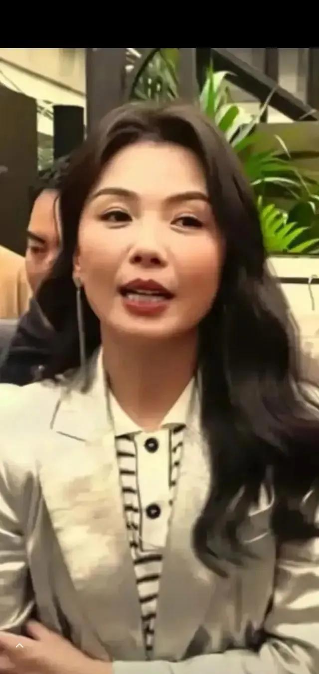 刘涛在米兰时装周的一组生图流出，她身穿一身银灰色的西装外套，搭配波浪卷发型，展现