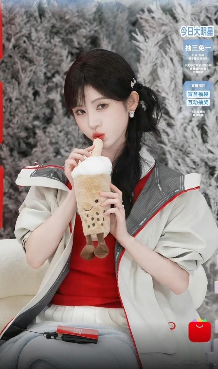 鞠婧祎直播 鞠婧祎直播间就是一个温暖的地方！她超会和大家互动，侧编发的造型也太适