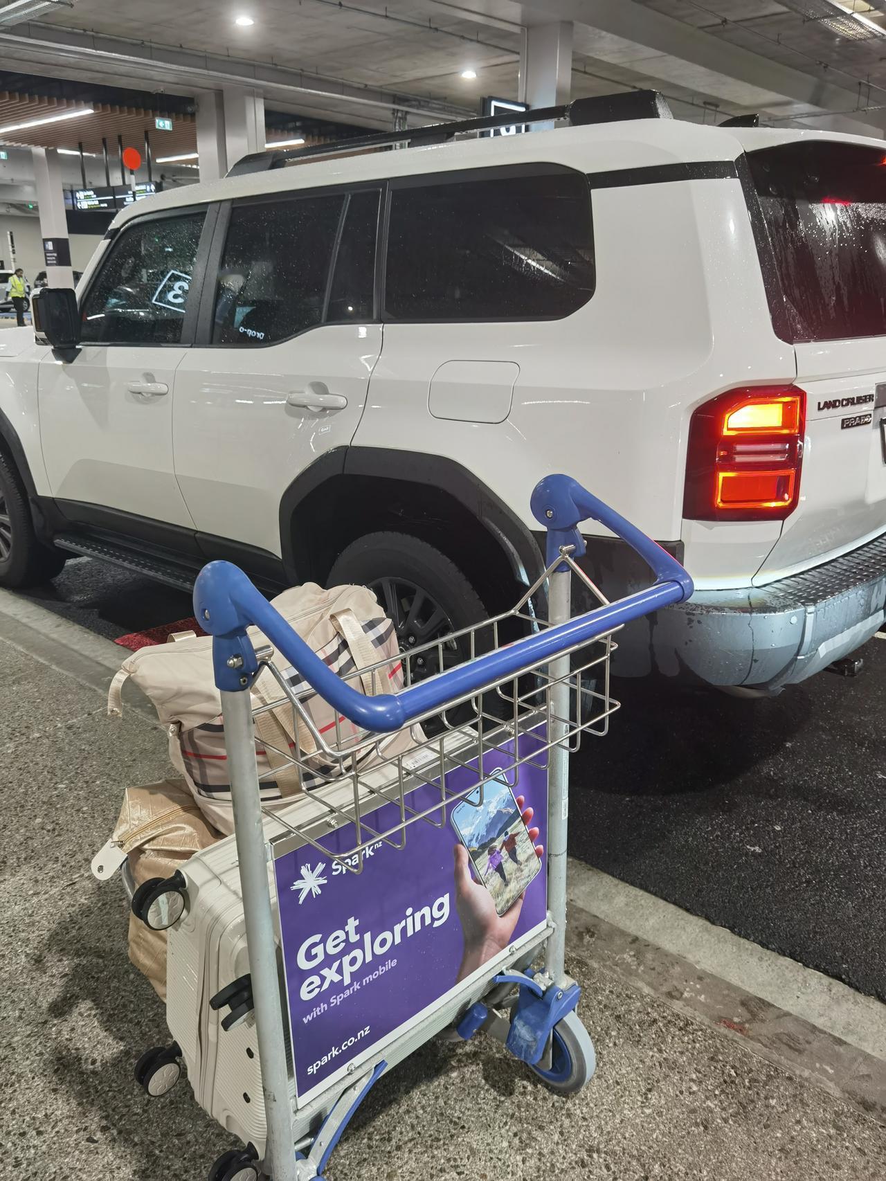 儿子五点三刻才到办公室接我去机场。机场离办公室半小时车程。新西兰机场要求提前三小