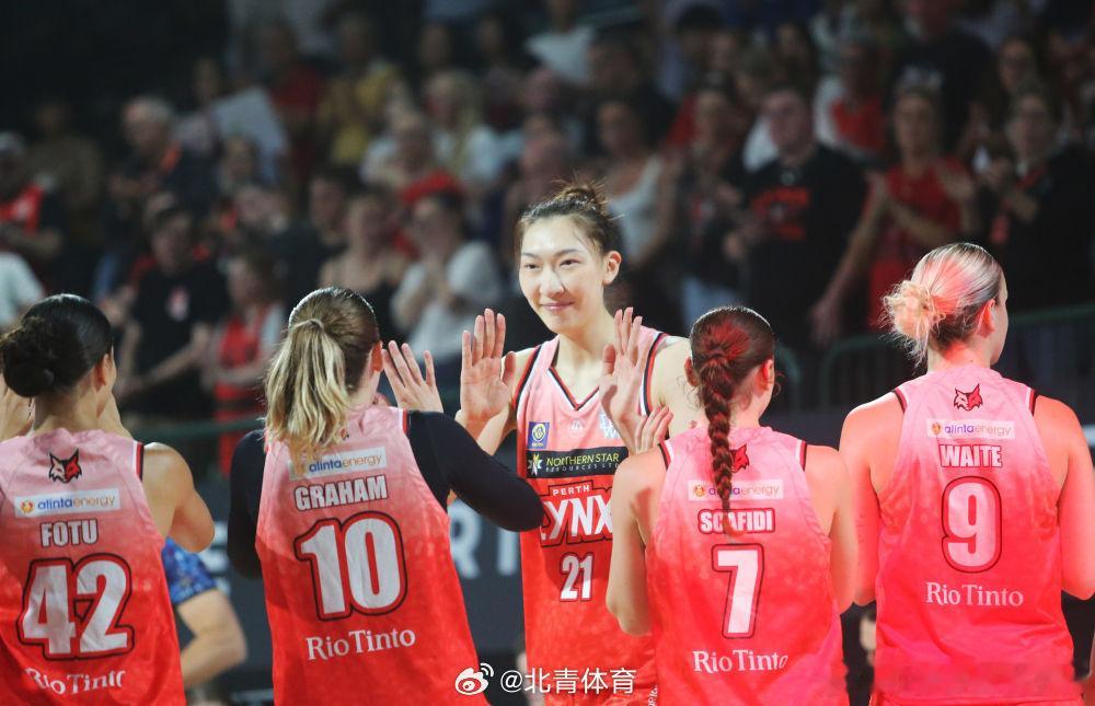 【韩旭与WNBA自由人签订训练营合同】 北京青年报记者20日获悉，中国女篮中锋韩