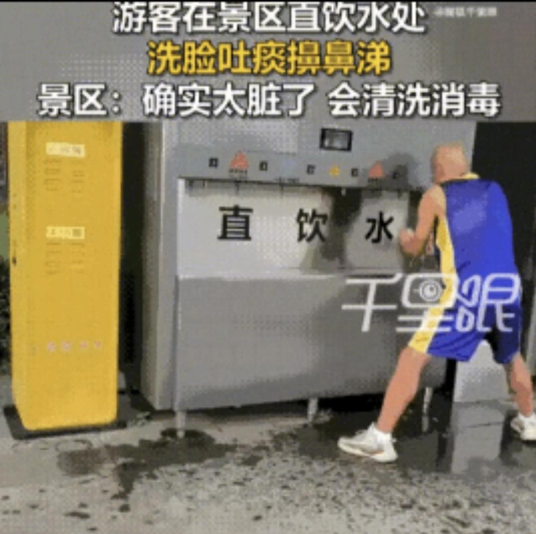 这是大同云冈石窟景区，一男子打开景区直饮水龙头的清洁水，你洗脸、搓毛巾也就罢了，