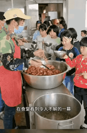 食堂阿姨不给小女孩打饭，引网友争论，到底是她挑食还是阿姨无情
一段公益学校食堂的