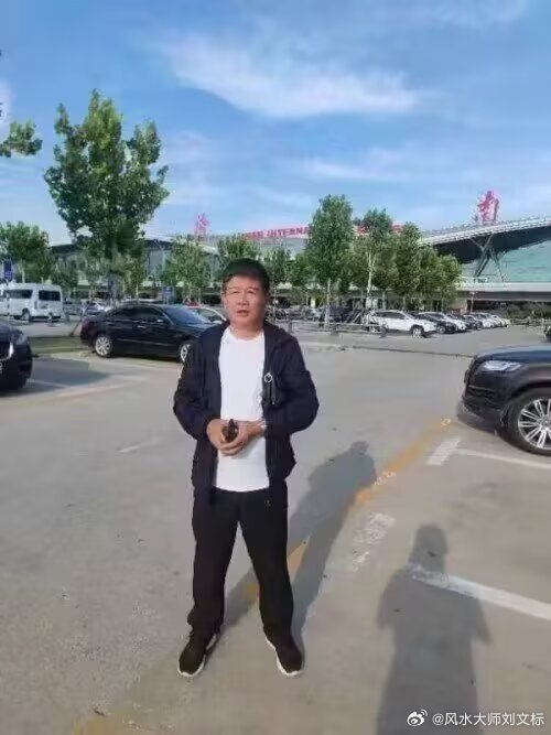不能背负太多，否则就走不了太远。不断放下过去，才可以轻松前行。真实知足的爱着，脚