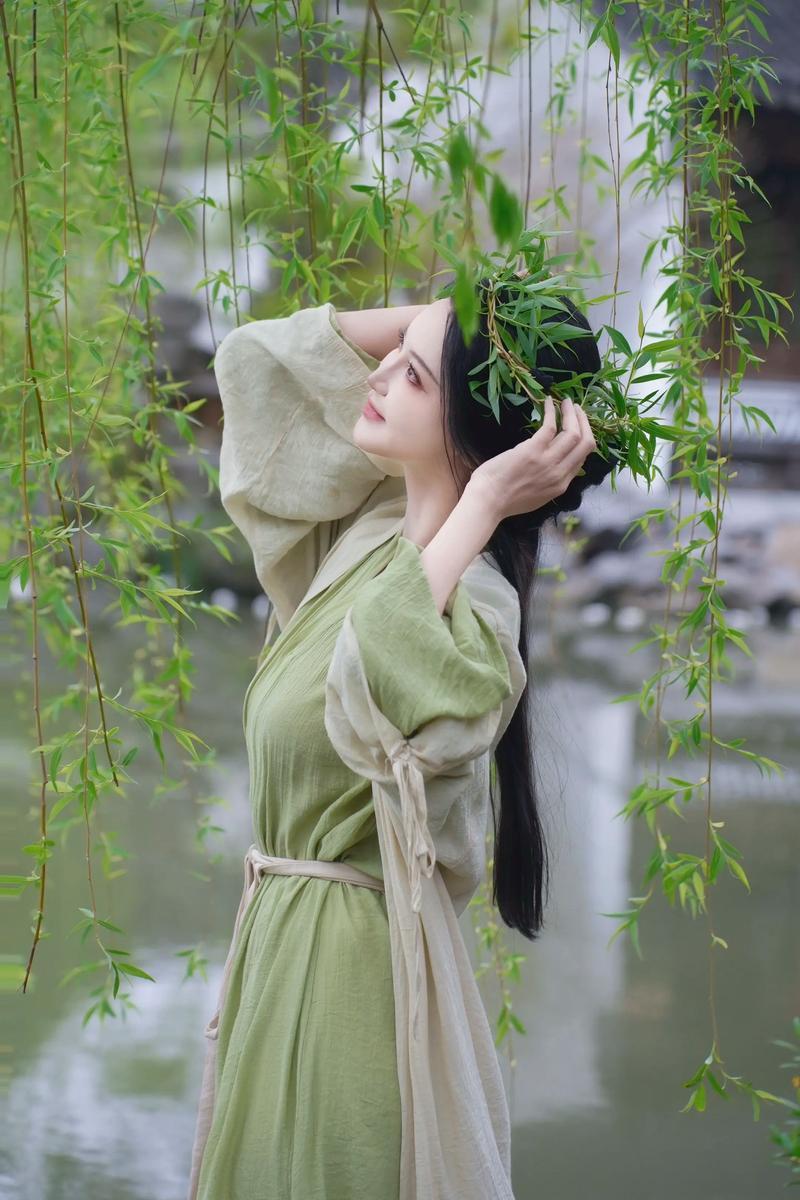 上联：柳色撩人意
下联：花香逸士情