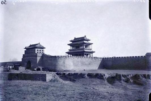 1953年，吴晗决定拆除北京古建筑，梁思成百般劝阻遭拒绝，急得蹲在地上失声痛哭。