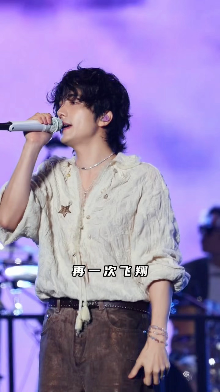 别的演员开演唱会我可能说两句，但本哥开演唱会我高低得支持一下。这家伙不仅唱的好，