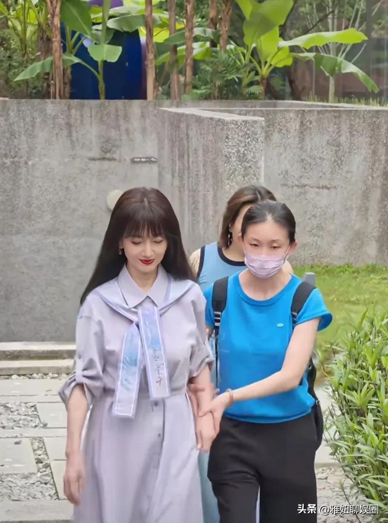 突破尝试多种风格的赵雅芝，这次换了长直发加刘海发型，真的是又美又优雅还超可爱。虽
