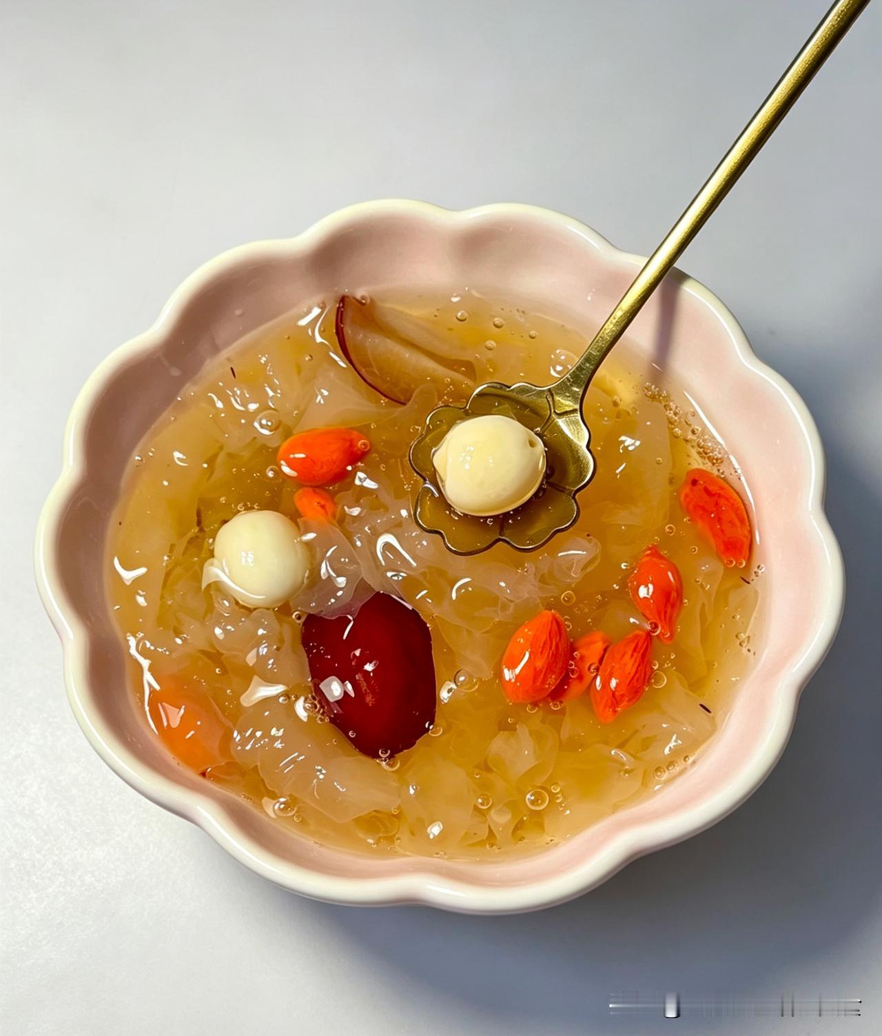 润燥润肺天花板！
软糯出胶超好喝的银耳羹换季干燥、嗓子干痒？一碗热乎乎的红枣莲子