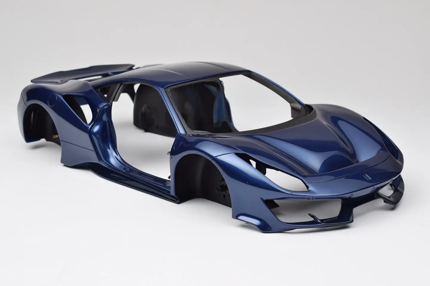 法拉利车主可以直接把车架号发给amalgam模型生产厂商 选好比例后可...