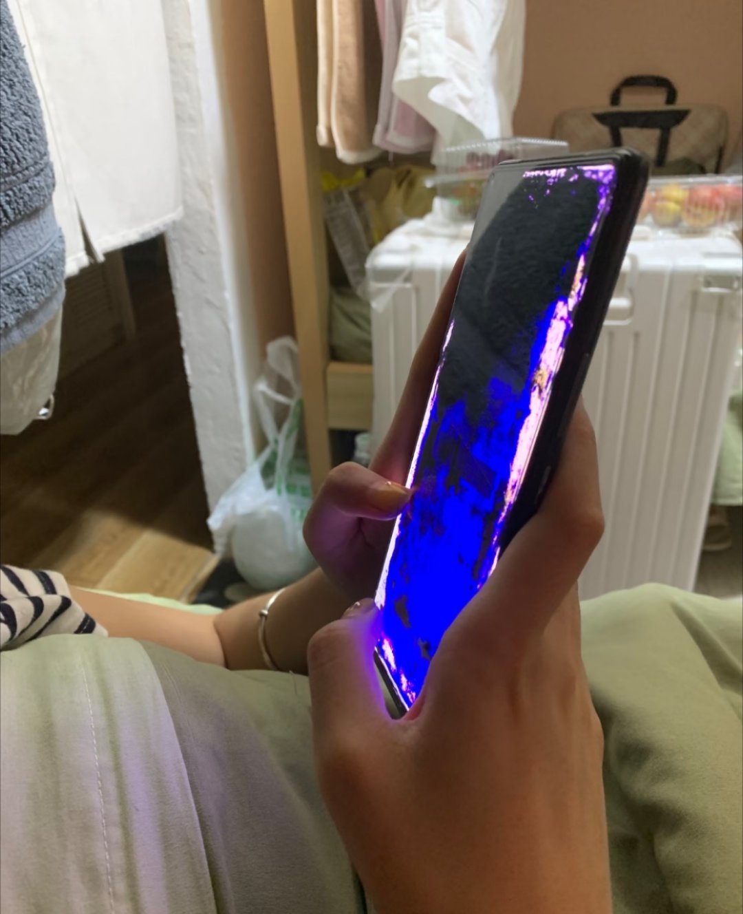 手机坏成这样还能发消息深有体会，最困难的那年屏幕全碎，依旧硬挺了半学期