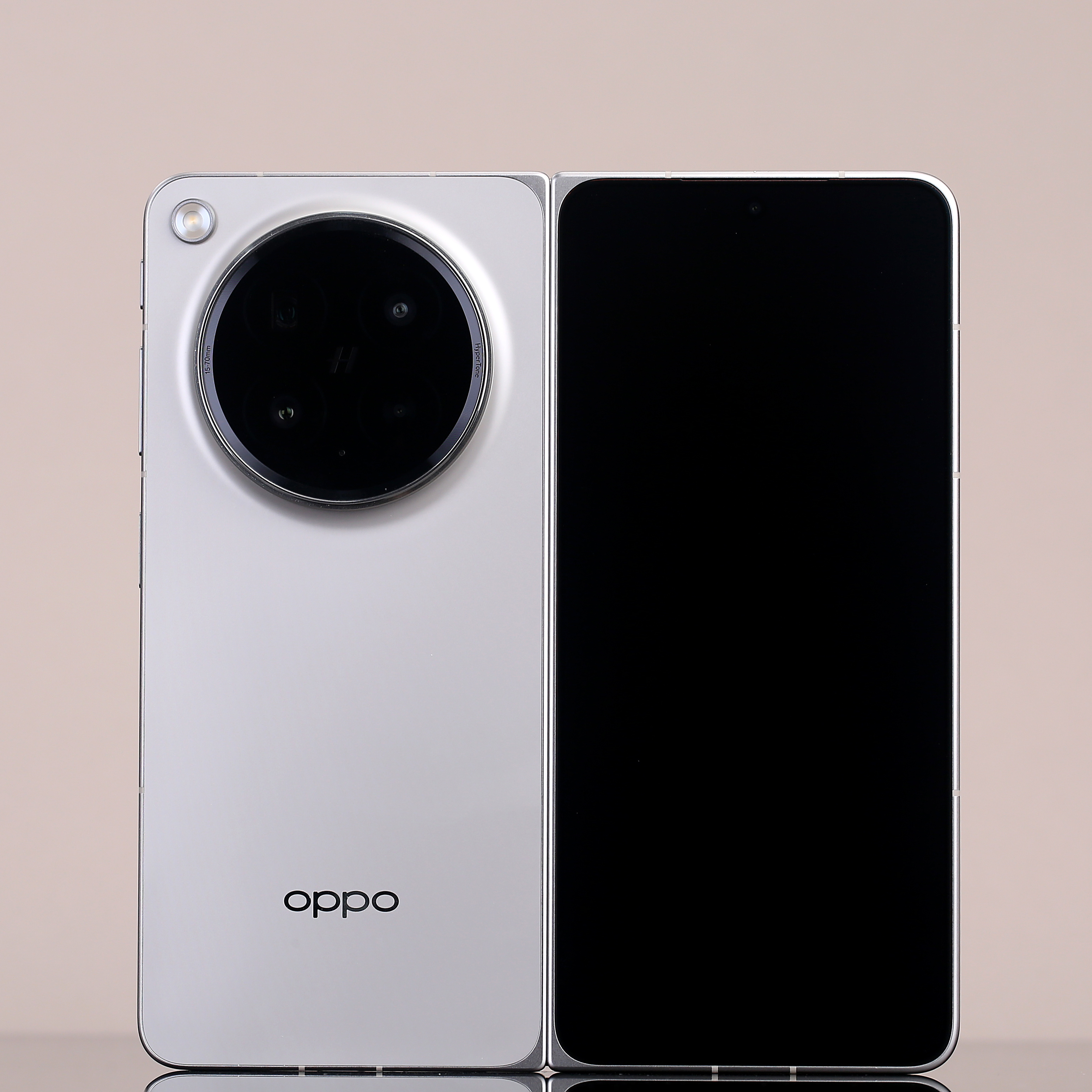 基本上盖住屏幕区域了，图片放大都不好察觉是不是贴了膜Find N6 超大覆盖的见