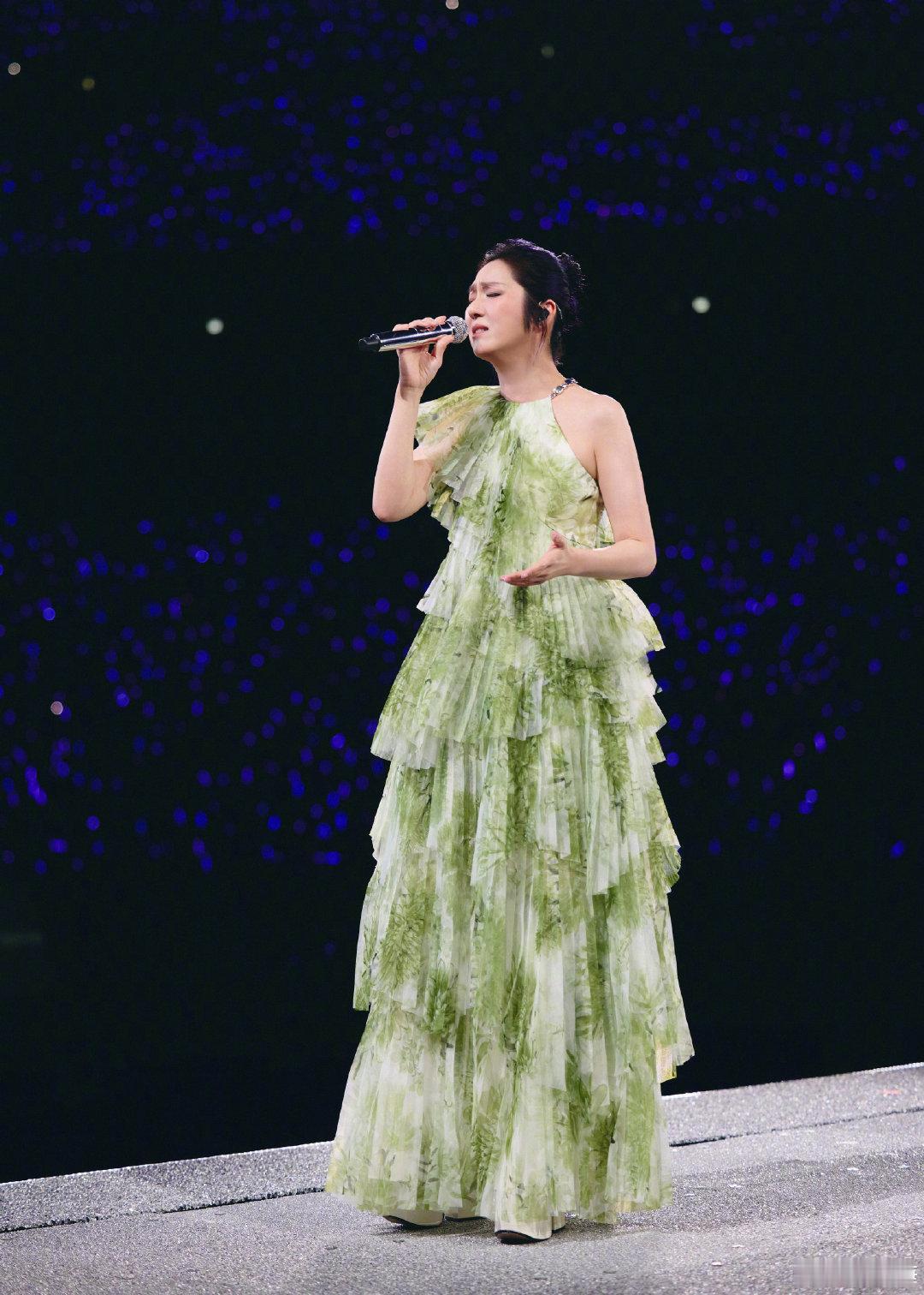汪苏泷杨千嬅双语版如果爱忘了 汪苏泷唱国语，杨千嬅唱粤语，一首歌两种语言两种味道