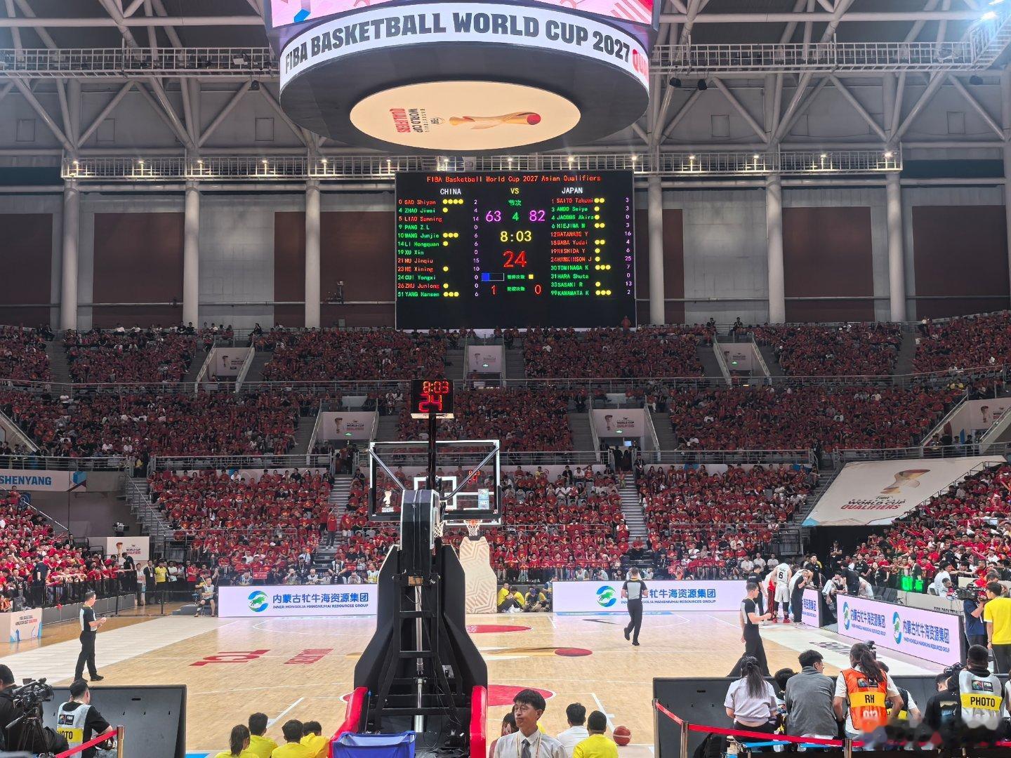 中国男篮vs日本男篮 现场安静下来了... 