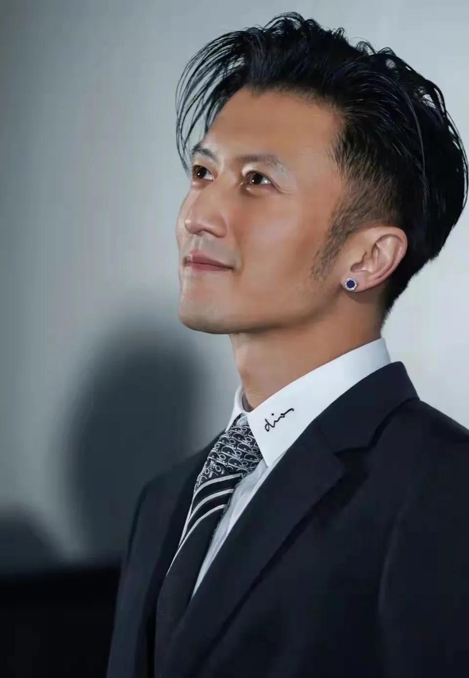 谢霆峰是一位备受欢迎的中国演员，他的高质量人物经历令人印象深刻。他一直致力于在演