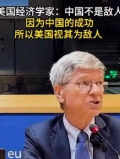 为啥美国现在死咬中国不放？有个美国经济学家说穿了：中国根本不是敌人，而是靠着真本