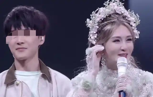谢某要开演唱会，
公共资源在浪费。
她是一个主持人，
据说门票还挺贵。
为啥门槛