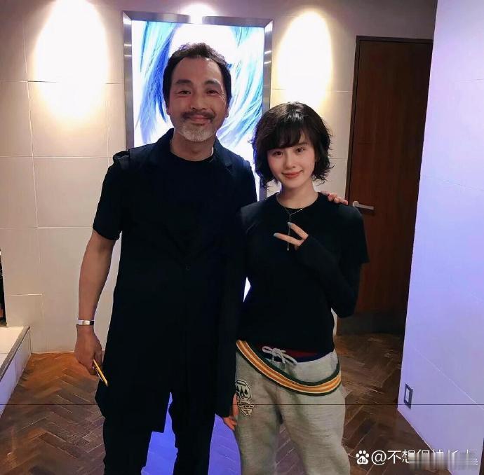 刘诗诗短发造型惊艳众人，气质绝佳超吸睛！这图看起来真实自然，仿佛未加修饰，尽显其