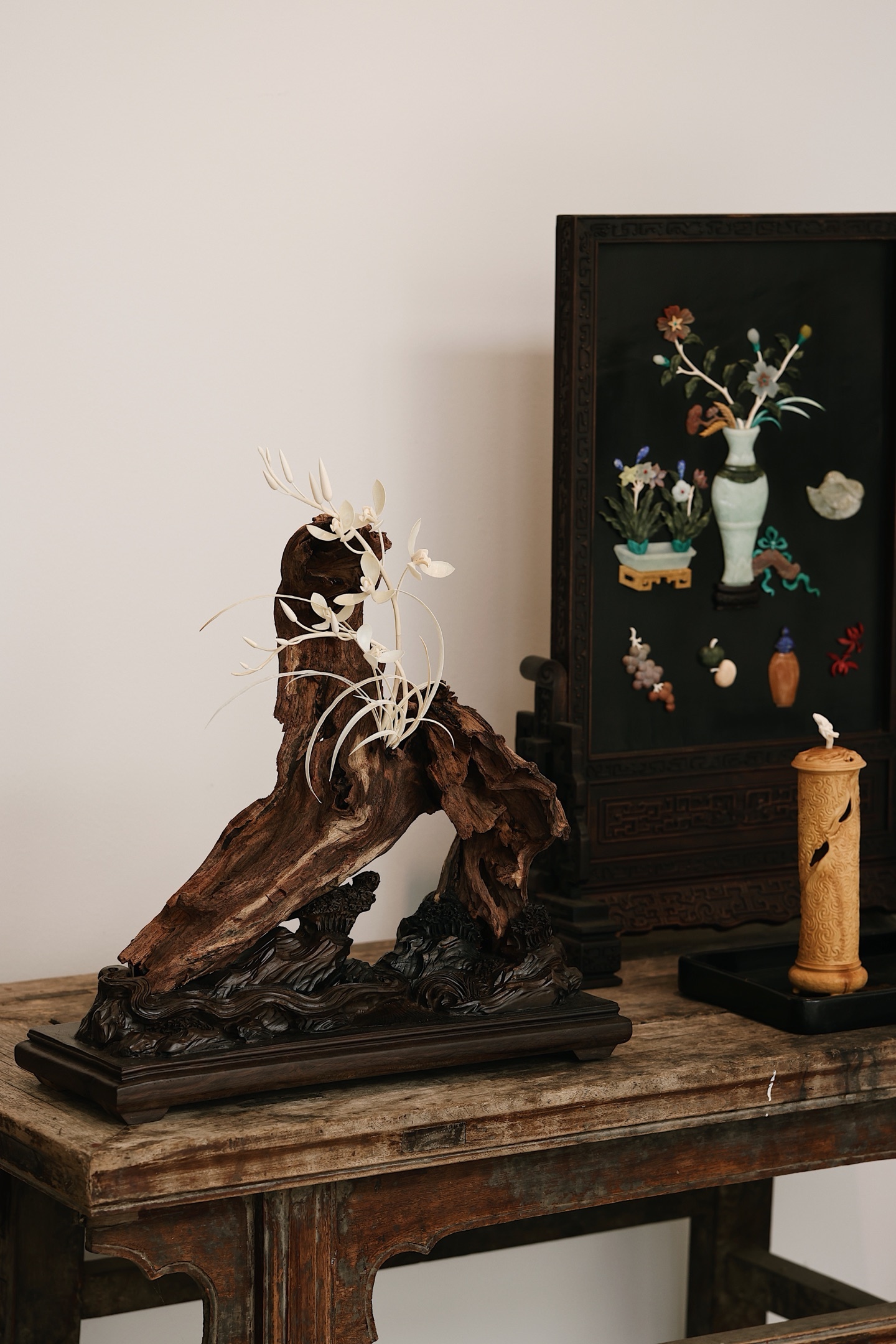 降真香×猛犸 | 兰风清华 摆件天然降真香，孔洞通透，兰花叶片飘逸俊芳、绰约多姿