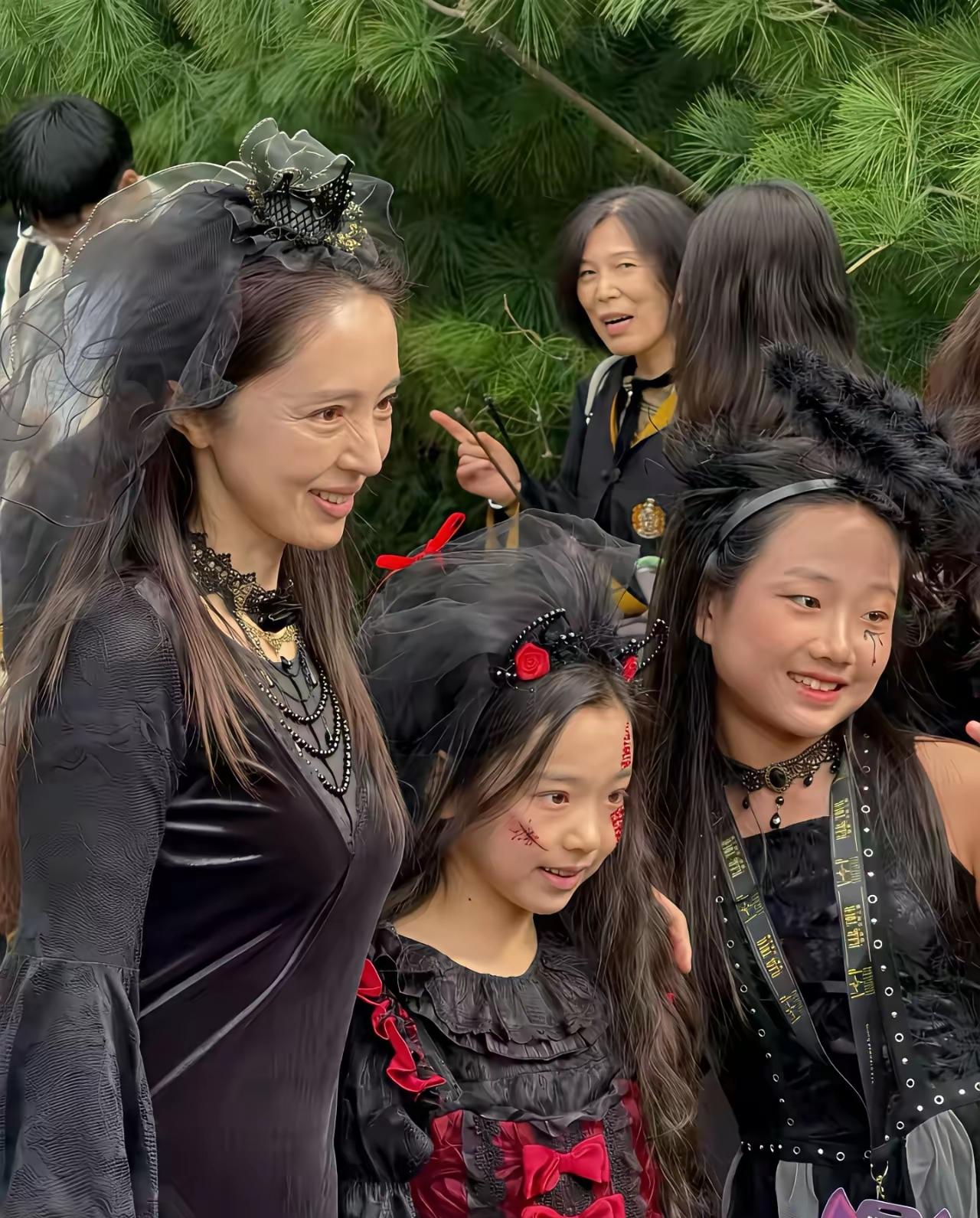 我的雪花女神龙啊，
这才几年的时间，
怎么就老成这样了。
印象中董璇也才40出头