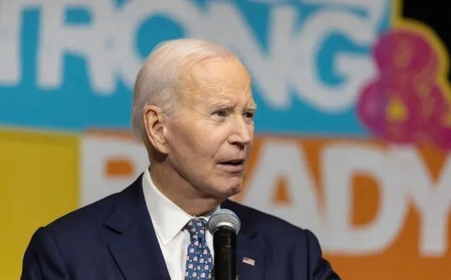 美国前总统拜登批评他的继任者特朗普，称这位现任总统不仅拆掉了白宫东翼，也毁掉了美