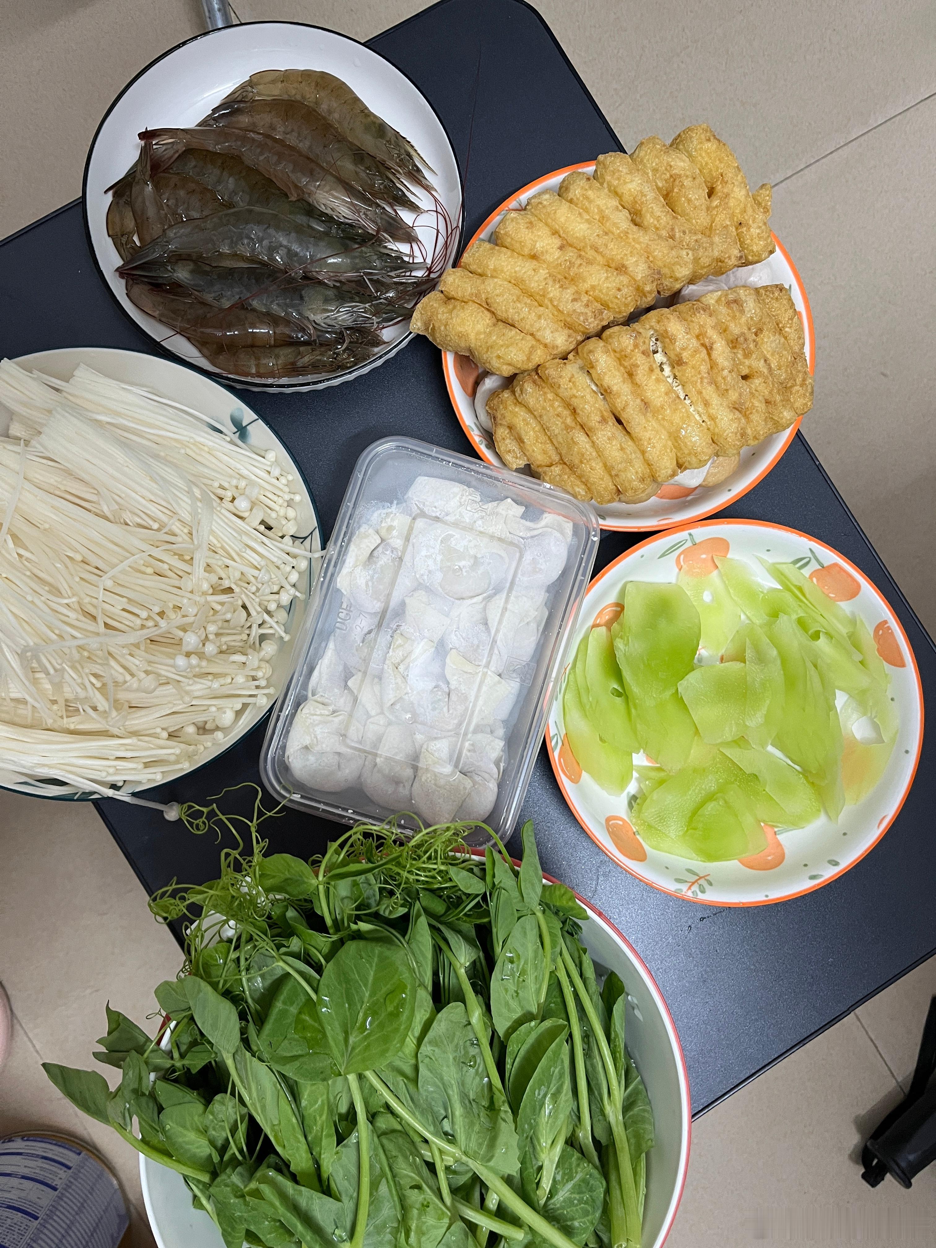 今晚吃火锅，鸡肉汤底还有大骨头汤底，鸡肉汤底我和女儿吃，骨头汤底给她爸爸吃，女儿
