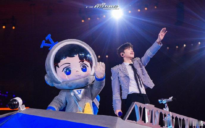 张杰演唱会群像走进张杰演唱会，被歌声与星海包围。他唱着岁月与热爱，我们跟着合唱青