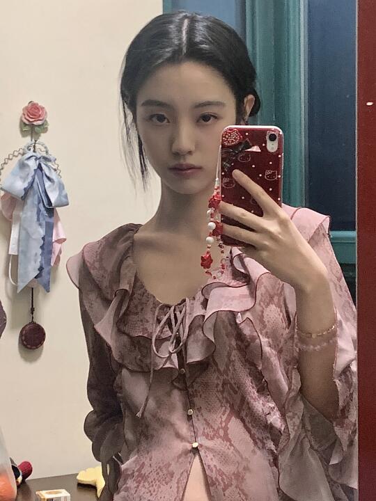 歹毒地试穿新衣服拍照