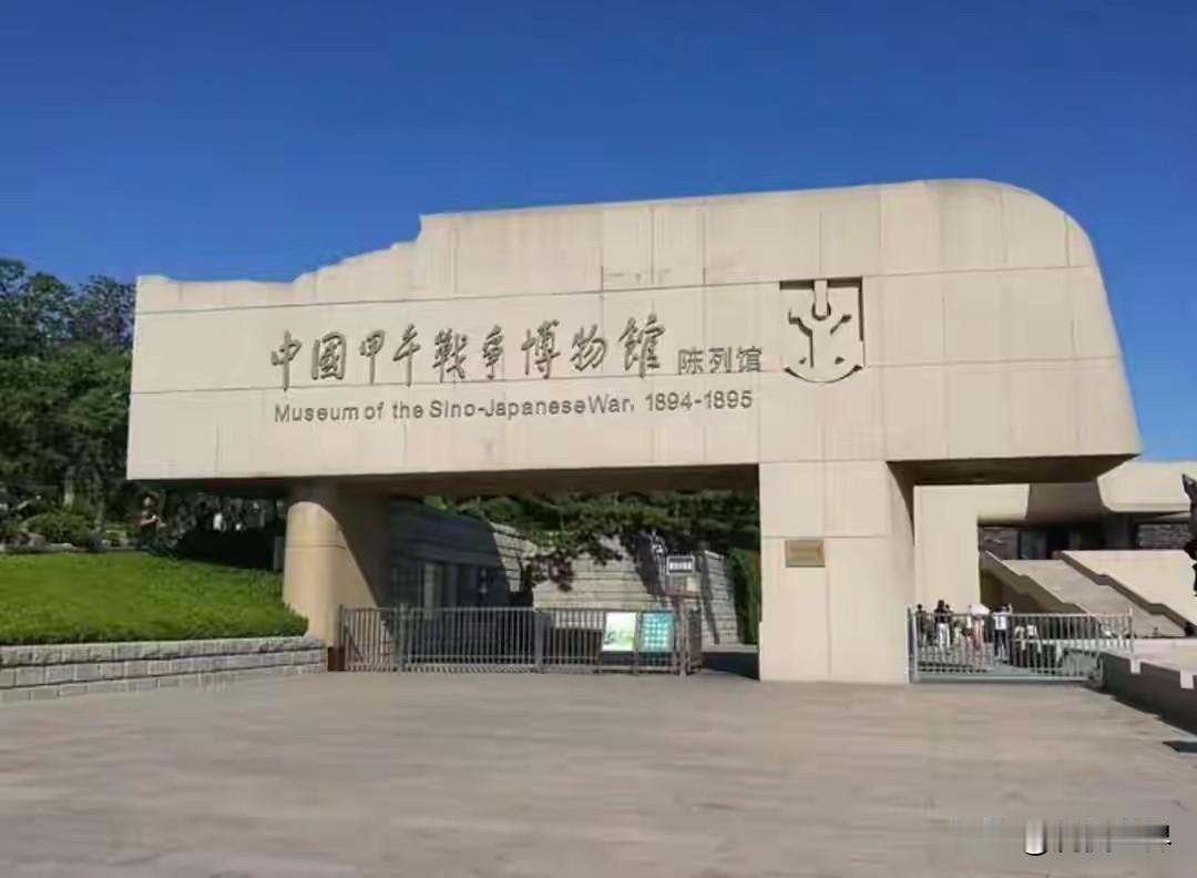 1894年，黄海之上，狼烟蔽日，炮声震海。北洋水师的铁甲舰在浓烟中挣扎，致远舰管