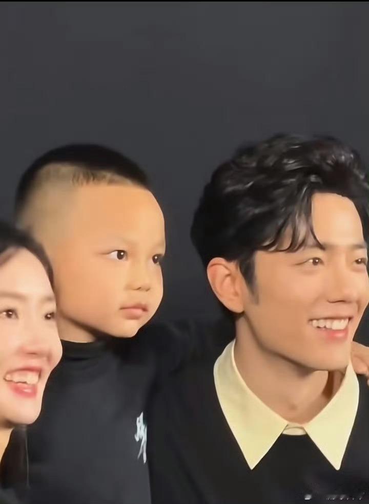 小演员婉拒肖战三次亲吻原来这个小演员是个小网红叫严知度，饰演肖战电影里的儿子，笑