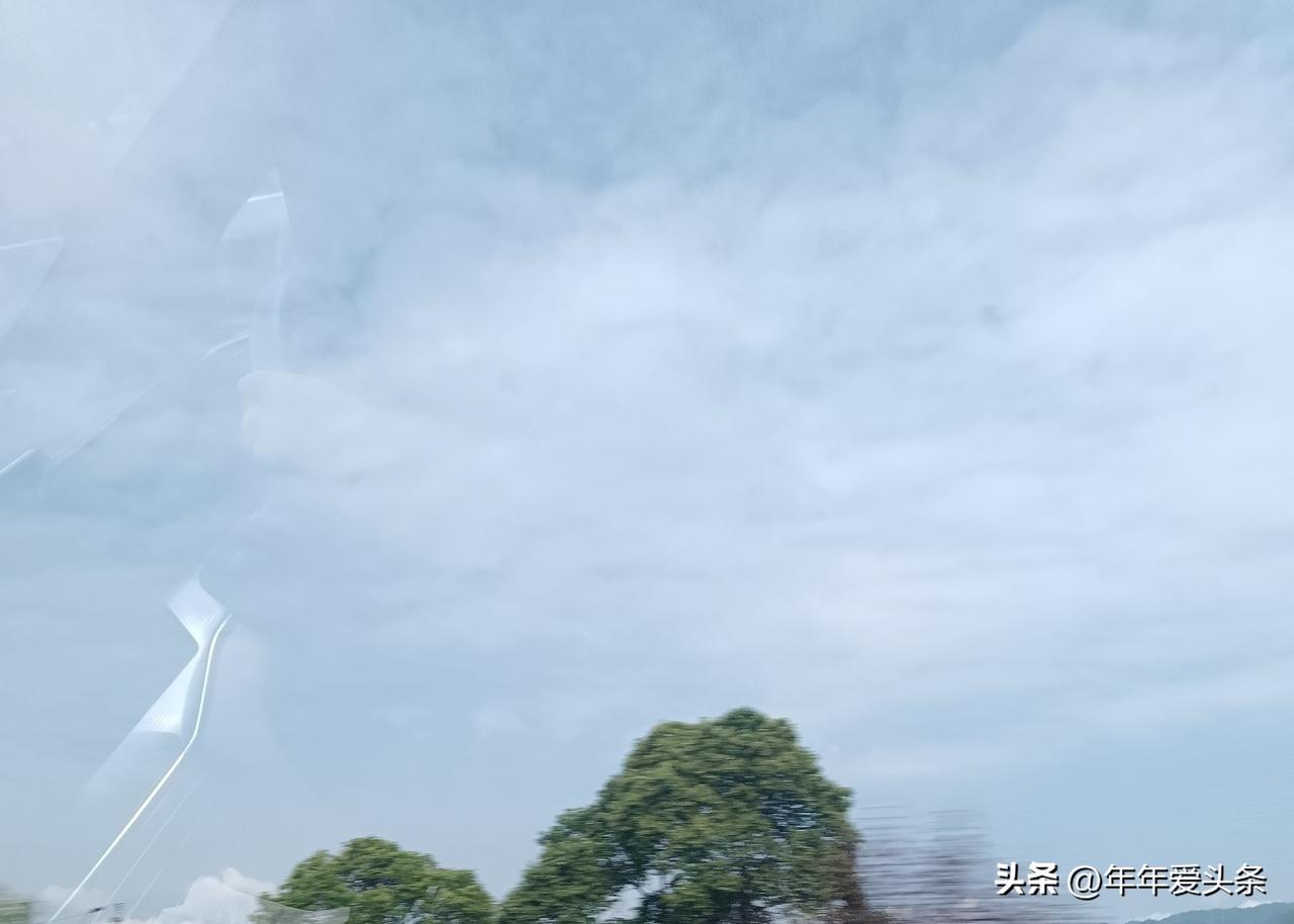 看看我们的高速路，由于地理位置原因，我们的高速路不是在山顶上，就在半山腰。

风
