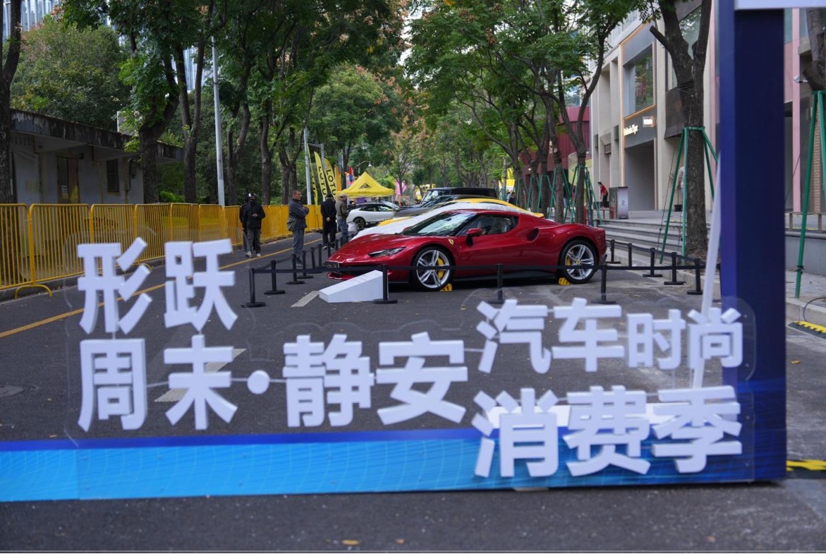 10月25日，智界R7亮相上海汽车文化节永源路展区，成为街区瞩目的时尚焦点。新车