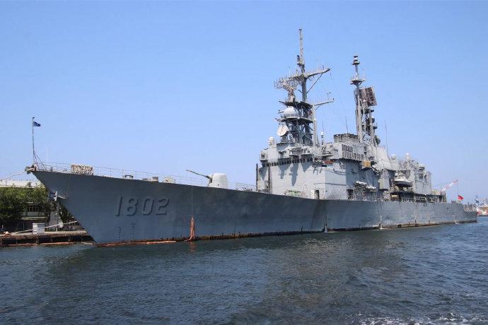 台岛地区1802“苏澳”号导弹驱逐舰，看舰体维护的挺差，水线下部分锈蚀很严重。当
