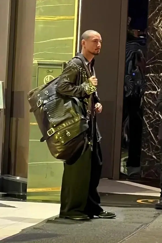 同年龄能有彦祖还么帅的除了刘德华想不到第二个 看着就没保养过，帅的毫不费力很有腔