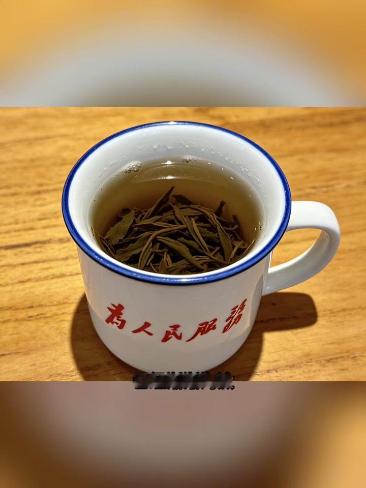 以前很流行，现在几乎看不到的泡茶方式。
·一、用搪瓷杯喝茶。搪瓷杯在日常生活里已