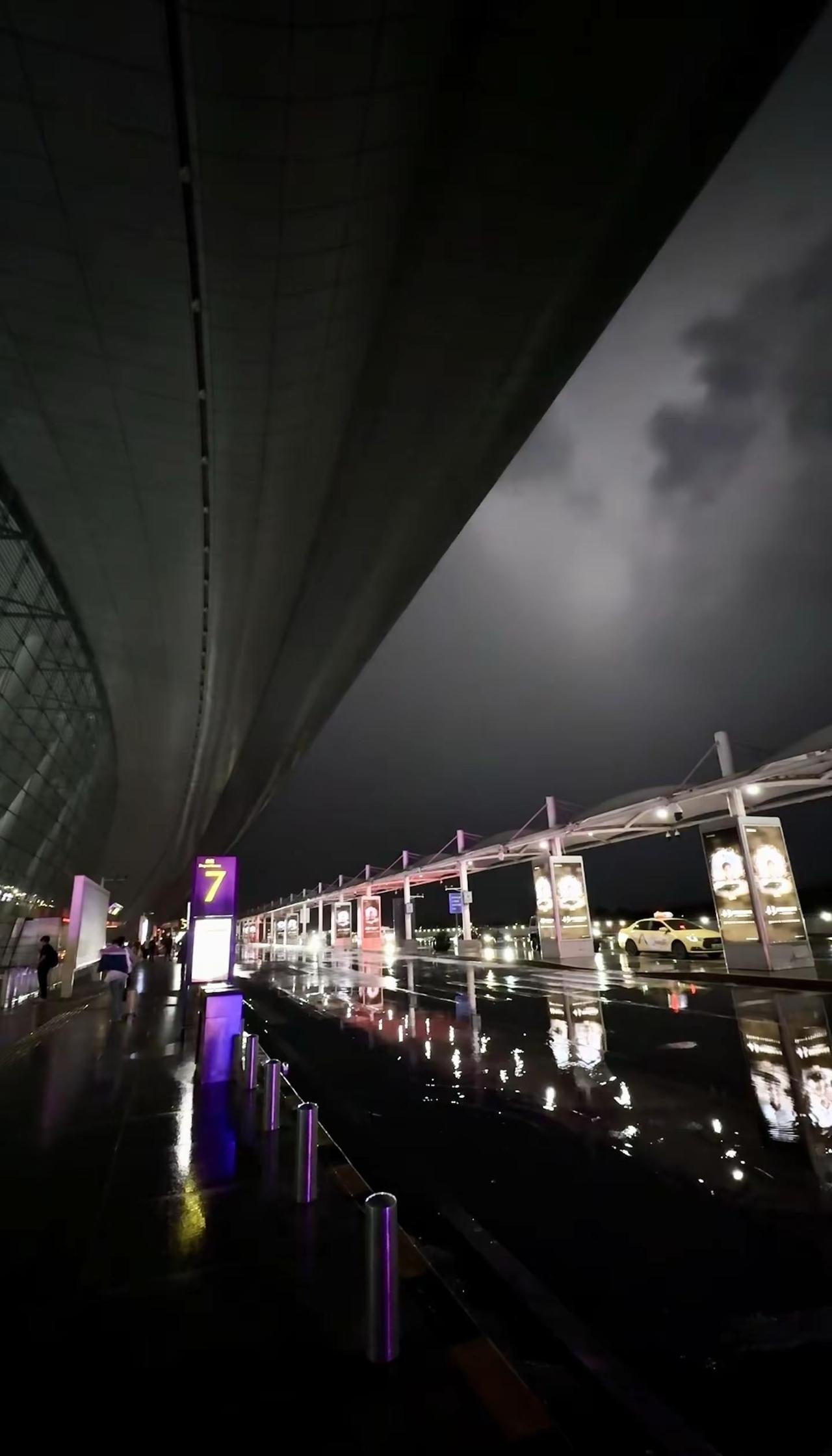 南宁已进入伦敦时代南宁 忧郁 暴雨 机场
