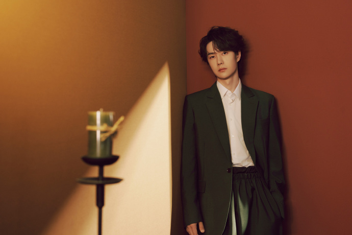 王一博元宵节九宫格王一博元宵节绿色西装营业照 王一博元宵节九宫格，王一博元宵节绿