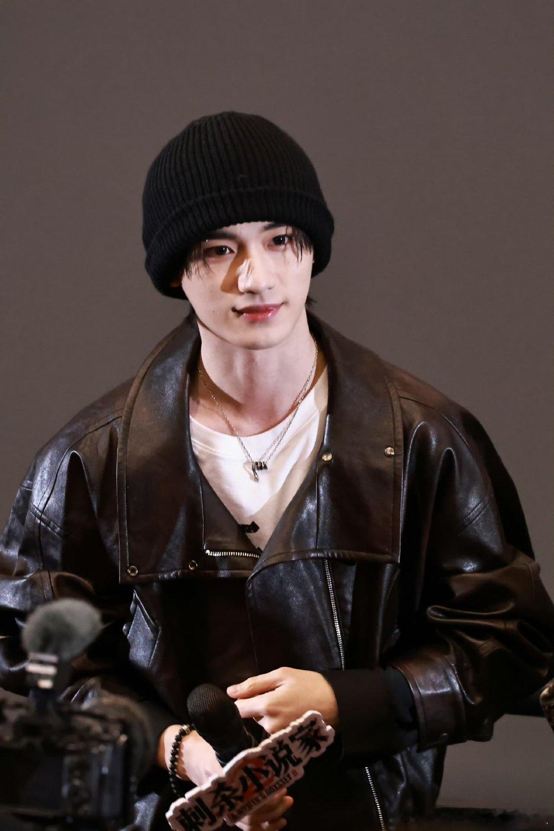 丁程鑫沈阳路演生图丁程鑫冷帽皮衣look丁程鑫沈阳路演路透！冷帽皮衣look酷感