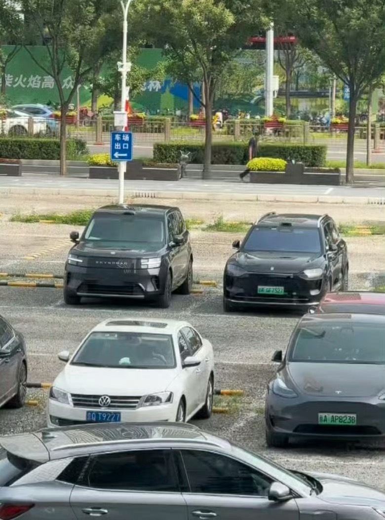 小米澎程N90这个实车气场，确实符合9系的标准，这要是不到30万扔到市场上，加上