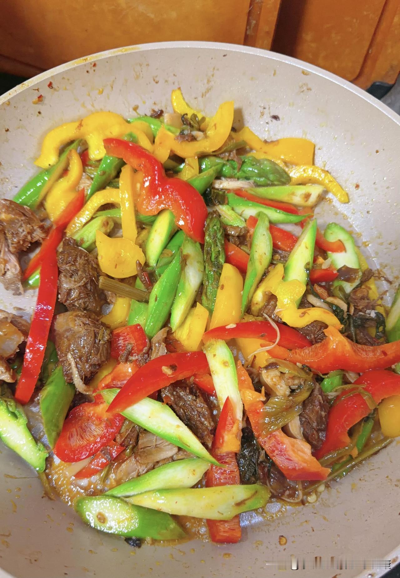 彩椒芦笋炒牛肉，维生素C非常高，而且颜值超高。白蕉海鲈鱼肉特别嫩，怎么做都好吃。