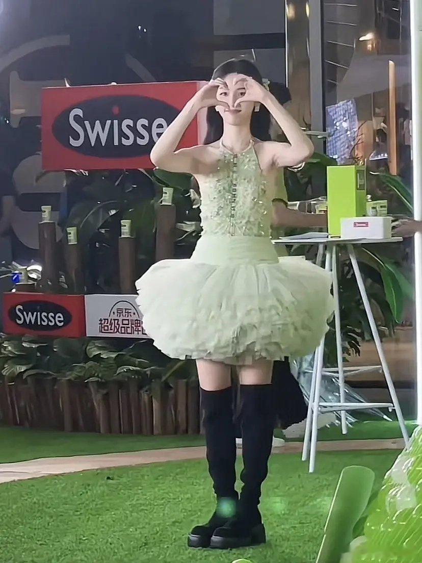 周也这线下妆造也太灾难了……果然身高是硬伤 ​​​