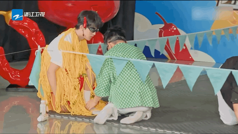 #杨迪cos武大靖硬抢黄子弘凡# 青春环游级别名演员的诞生，还真别说黄子弘凡这假