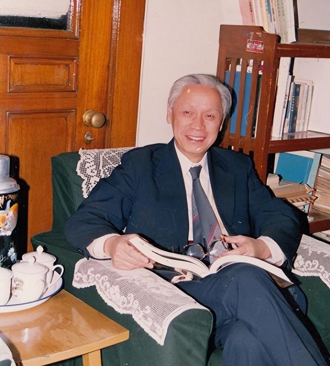 1959年，他瞒着妻子，偷偷把一管不明液体，灌进不满一岁的儿子嘴里，看着儿子对他