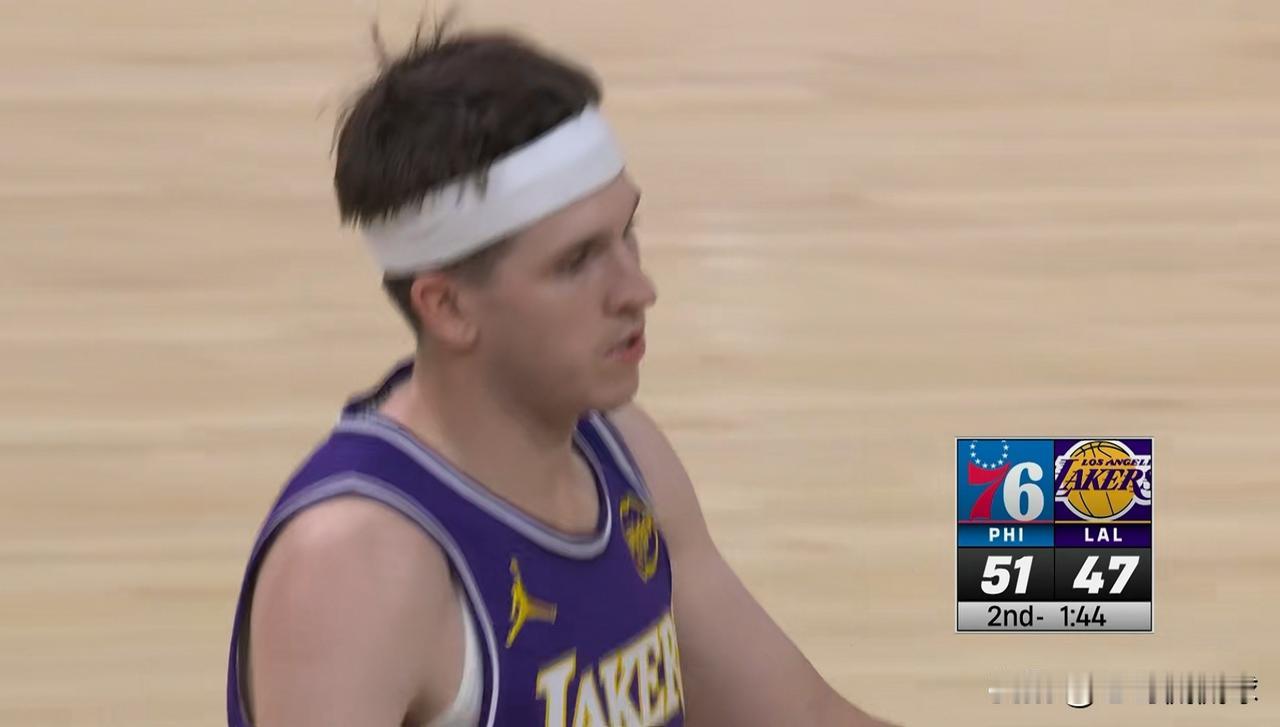 湖人超级球星里弗斯终于恢复正常水平了！在今天湖人主场迎战76人的焦点战中，目前双