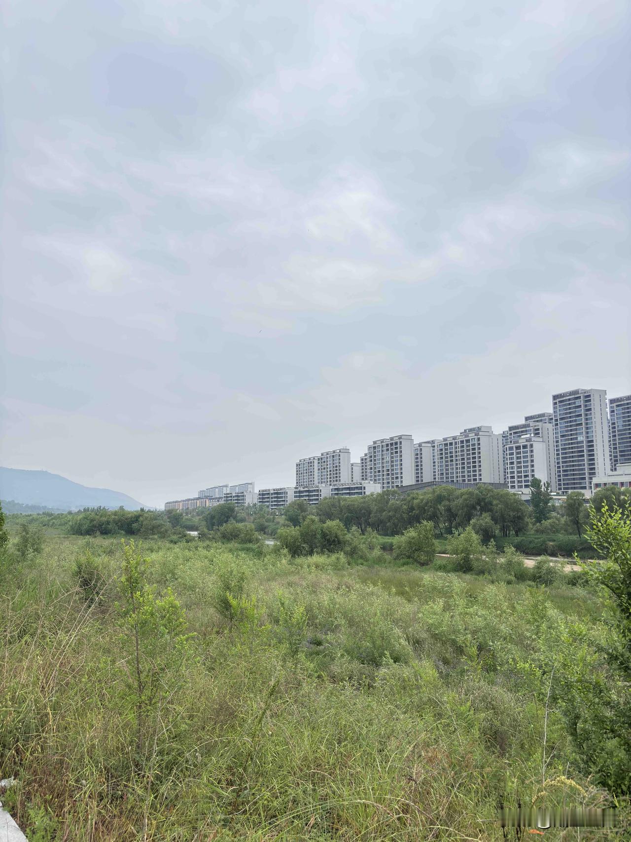 蓝田万科四季花城，现在楼盘越盖越多了，应该有50多栋楼吧？这个如果全部住完，估计
