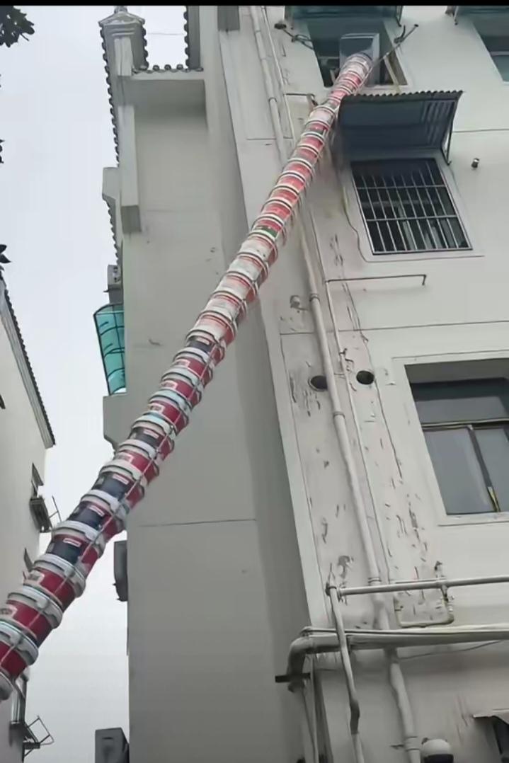 "人怎么能这么聪明!"安徽，一男子每天都得搬运建筑垃圾，累的直不起腰，后来在妻子