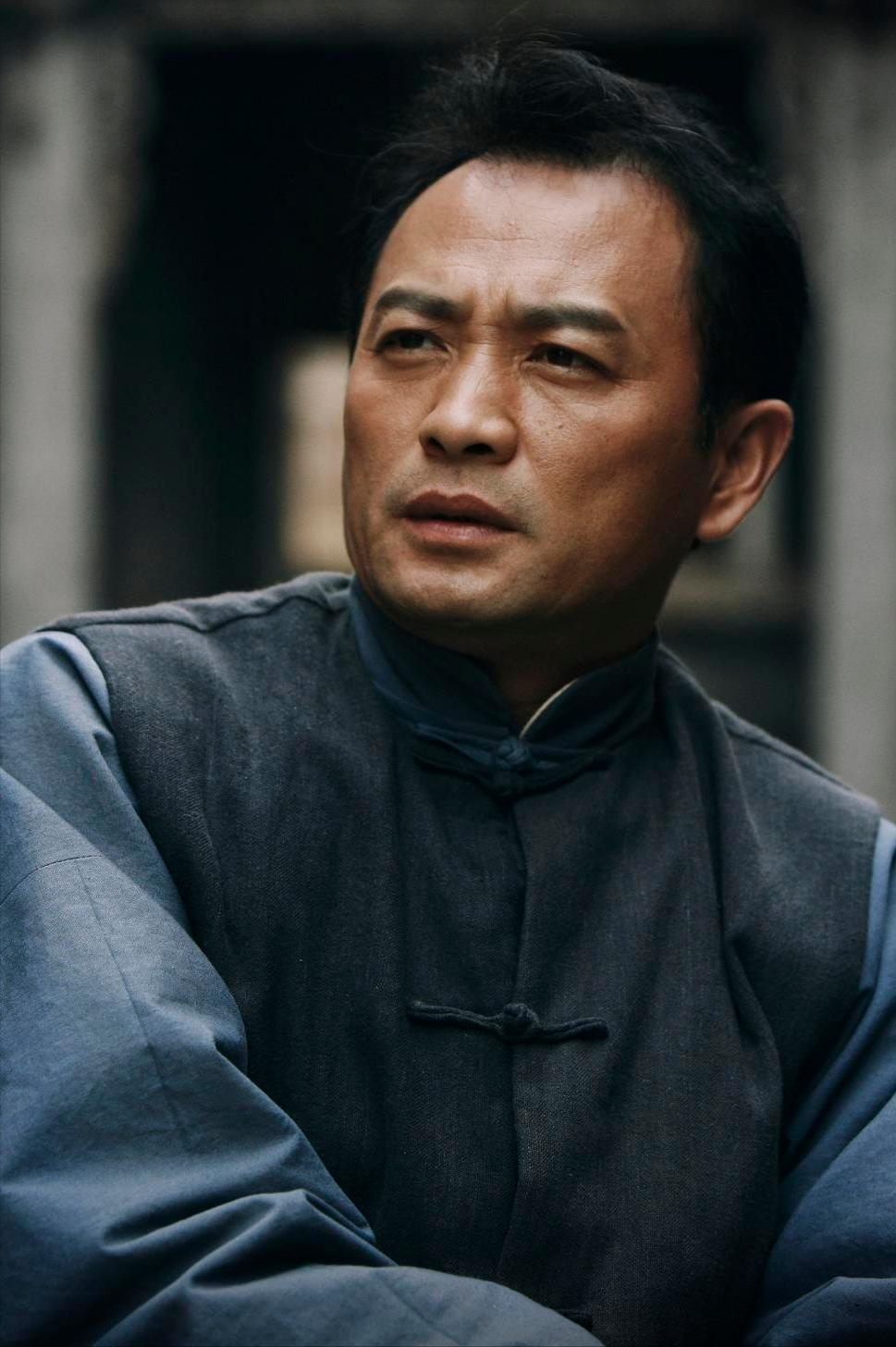 演员，丁志诚说，小时候啊，人家买鞭炮，噼里啪啦地放，咱没钱啊，自己倒腾，也算是懂