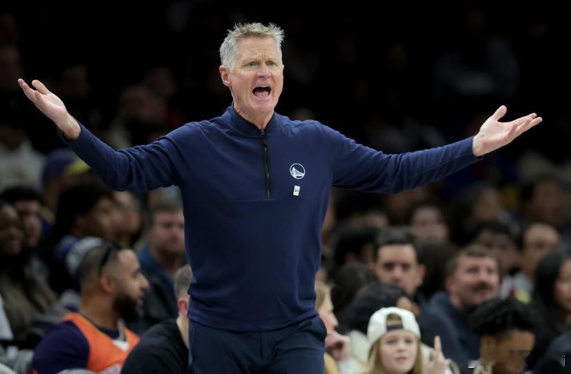 NBA常规赛，勇士首节37-45落后活塞。第一节，勇士防守不在状态，让活塞首节2