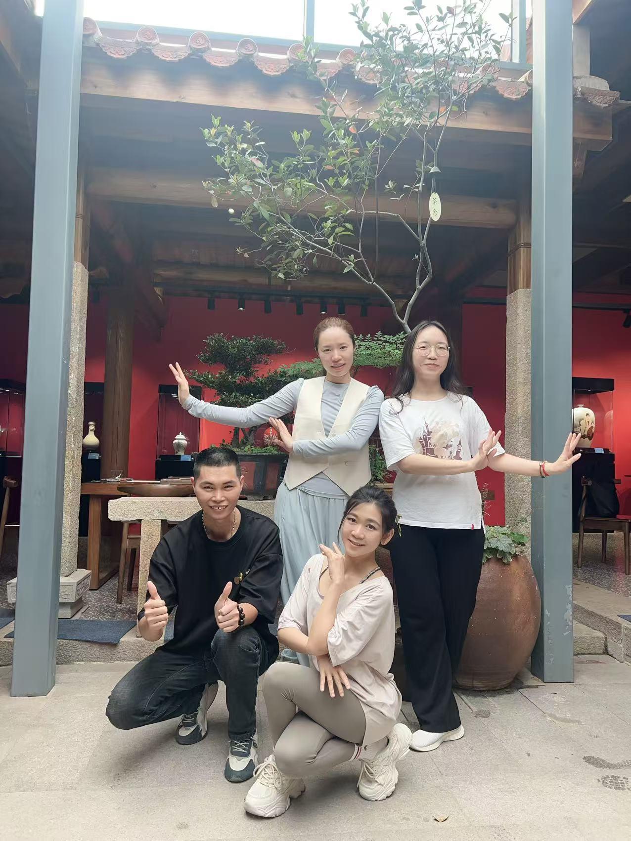 上午学习了现代舞，下午学习了民俗舞，感谢来自台湾的小个子美女老师，感谢梧林古村落