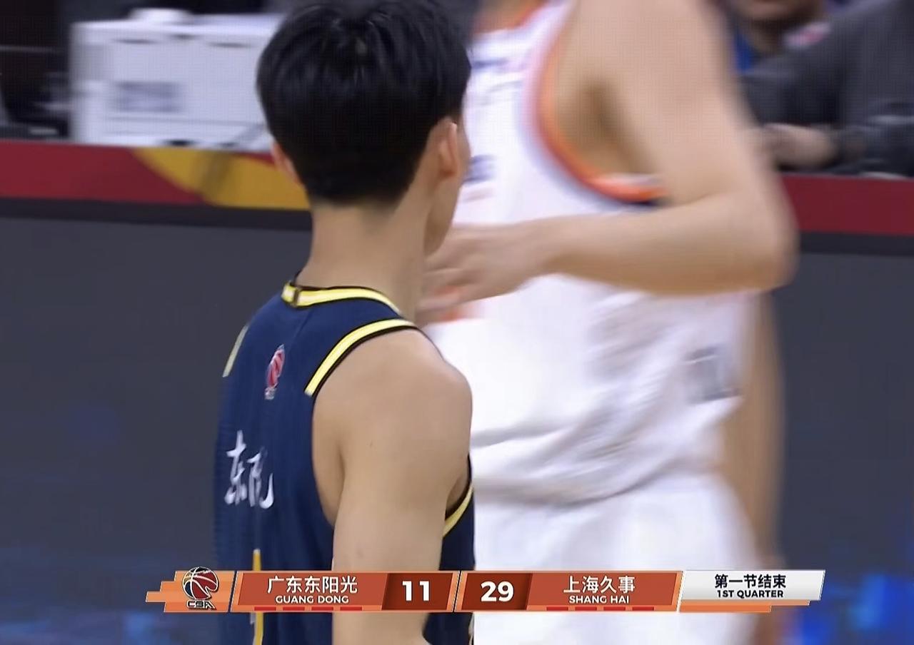 广东队已经交代了，没想只打一节就输得体无完肤，杜锋在场边只会暴躁如雷，拿上海队一