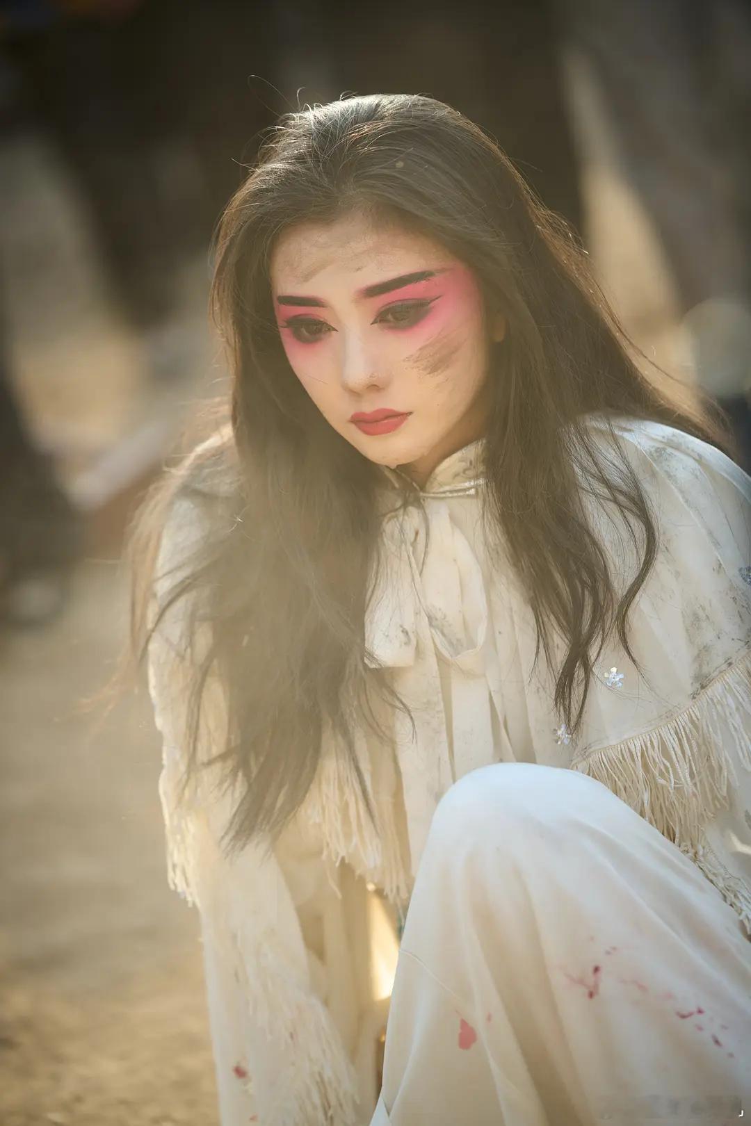 忆秦娥代表着秦腔秦腔被禁的时候娥在烧火，秦腔复苏的时候娥展露天赋，秦腔再起的时候